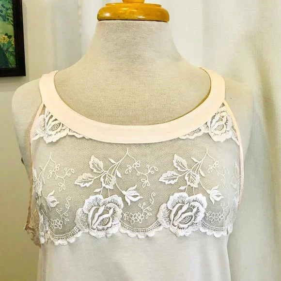 Hanro of Switzerland Short Nightgown in Blush Pink - Picture 4 of 8